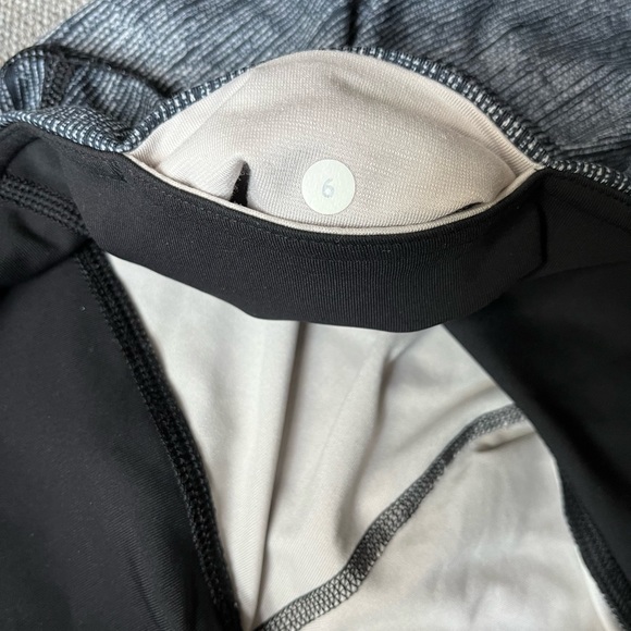 Lululemon cropped leggings. In great condition, size 6. - Picture 3 of 3